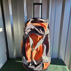 Embark Brand Travel/Carry-On Wheeled Duffle Bag, Retractable Handle Excellent Condition. 