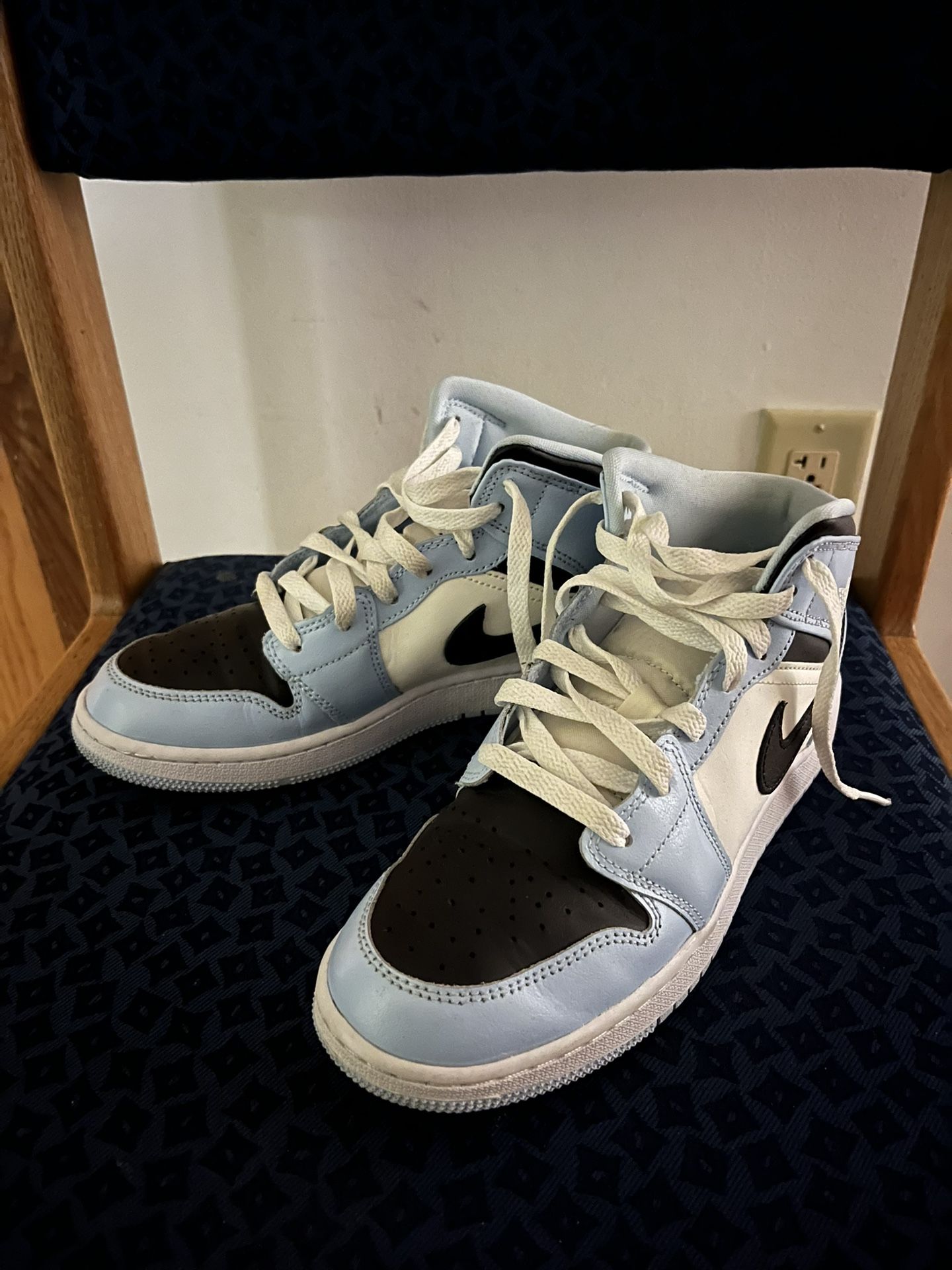 University Blue And White Jordan 1 Size 7.5