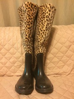 Fashion raining boots, new, upper fur, size 6. Brown color.