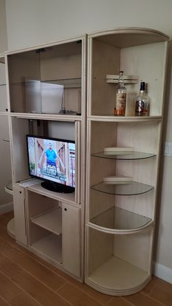 VERY GOOD condition Entertainment/Display Center