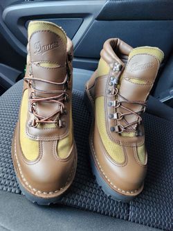 DANNER feather light men's boots size 9