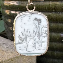 🖤 Pretty vintage white & gray Asian Chinese scenery pendant with silver frame