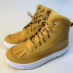 Nike ACG Woodside 2 High Tan Boots sz 5 youth (equals 6.5 women’s)