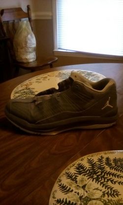 No laces cause I think they look cold with blue. Like brand new. Size"11"