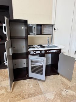 KidKraft Play Kitchen plus play food