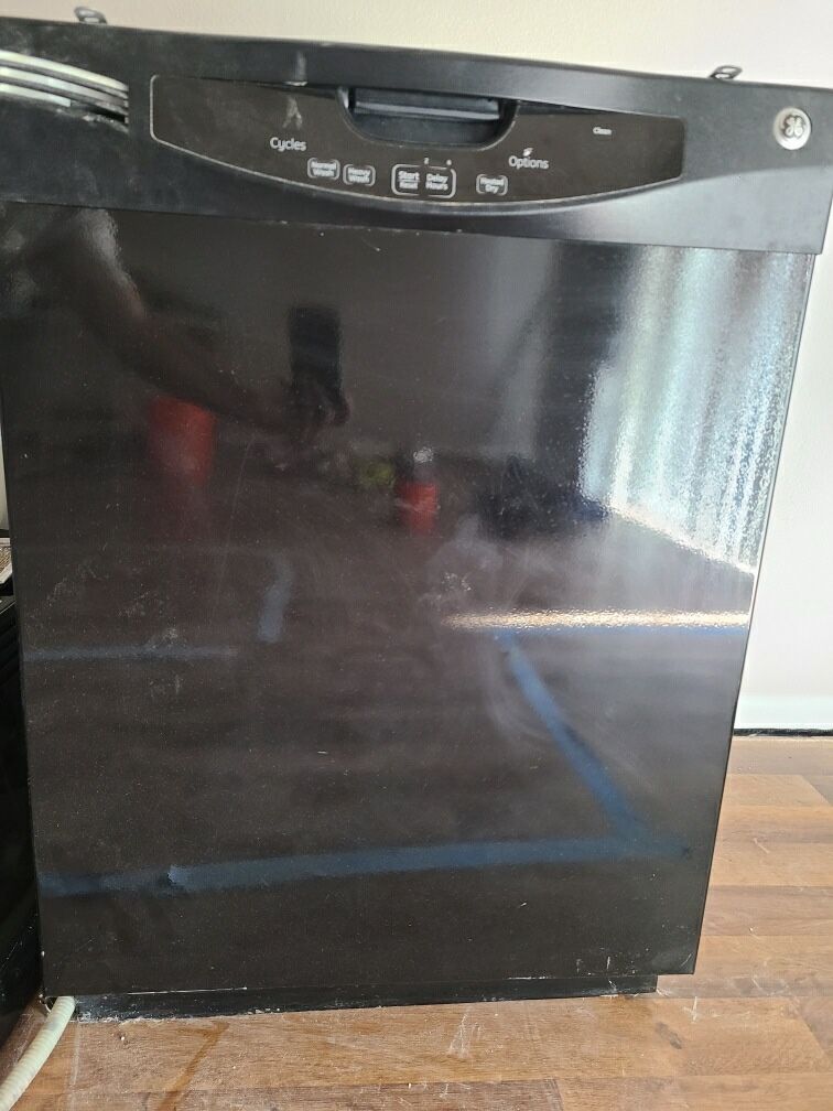 GE black Dishwasher