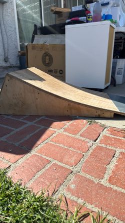 Skate ramp