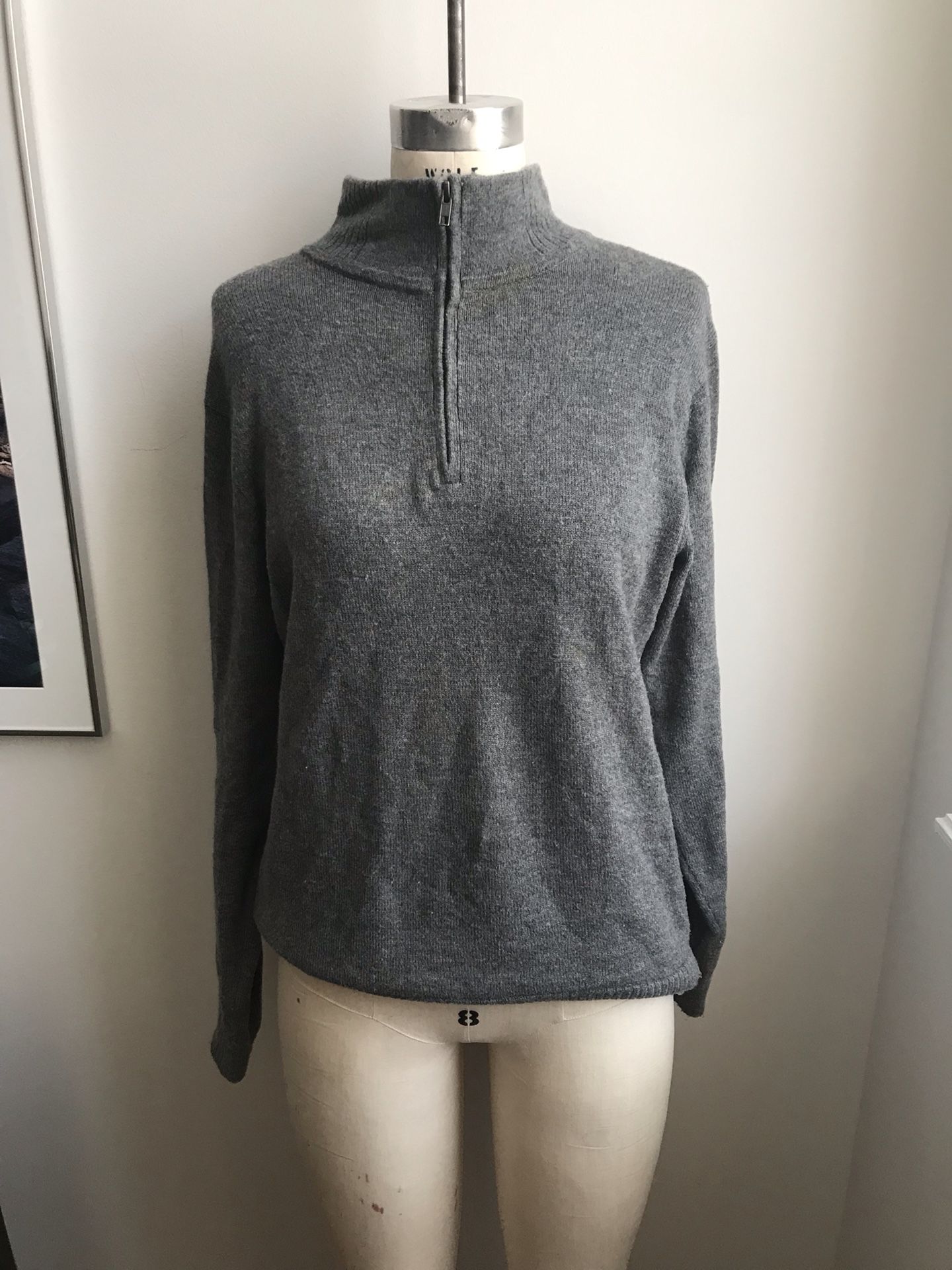Men’s gray Patagonia pull over zip sweater size small.