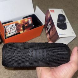 JBL Flip 6 speaker (Red or Black)