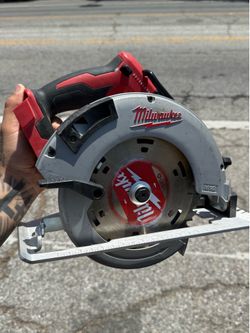 Milwaukee M18 18V Lithium-Ion Brushless Cordless 7-1/4 in. Circular Saw