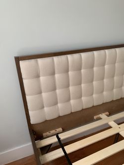Abril tufted 2024 solid wood