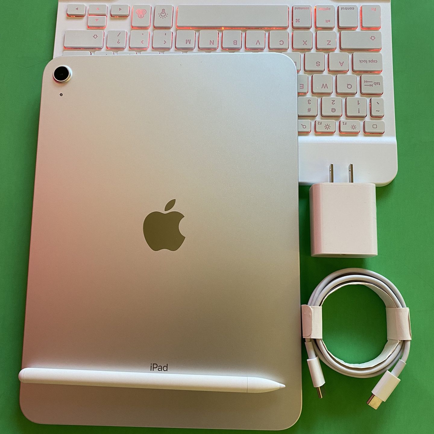 256gb Apple IPad 10th Generation (10.9” Liquid Retina / Latest 2022 model) with pen, keyboard, case & Accessories (warranty 10/ 2024) 