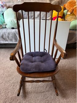 Classic Wooden Rocking Chair – Excellent Condition