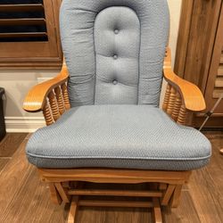 Classic Solid Wood Glider Rocker – Smooth, Soothing Comfort