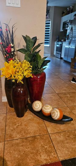 3 vase and table center piece