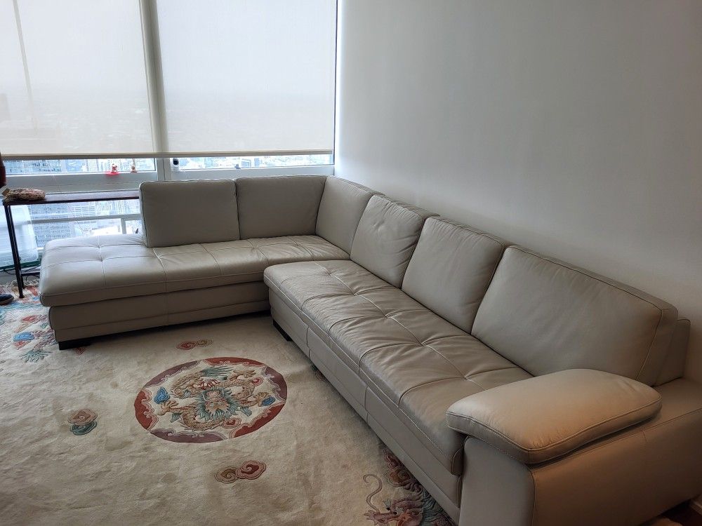 Elegant Italian Leather Sectional Sofa – Modern & Comfortable
