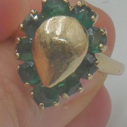 14KT VINTAGE YELLOW GOLD RING SIZE 8.5 6.1 GRAMS WITH EMERALDS. PLEASE NOTE DUE TO ITS AGE SOME OF THE EMERALDS HAVE IMPERFECTIONS. 886688-1.