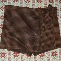 Black & Orange/Brown Front Tying Skort Size: L