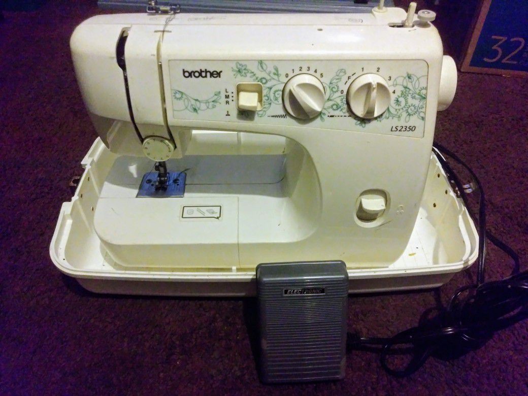 Brother LS2350 Sewing Machine w/ Case