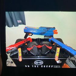 3 TOY GUNS Y 2 MASCARAS RIVAL INCLUYEN LOS DARDOS