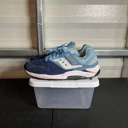 SAUCONY SNEAKERS • LIKE NEW