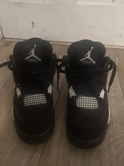Jordan 4 White Thunder’s Used Size 9.5