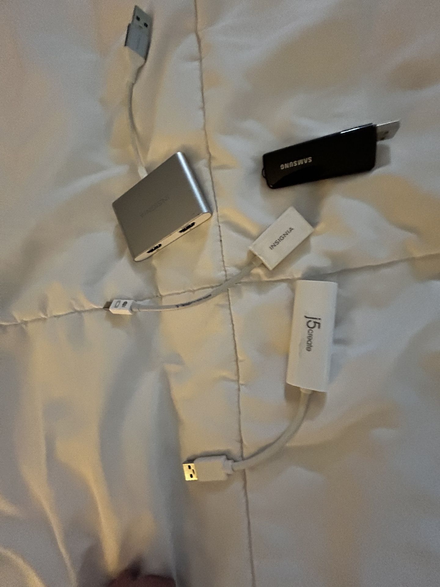 USB / HDMI Ports- Cables