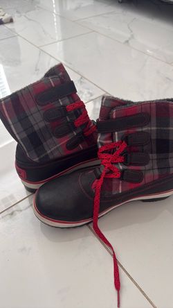 Uggs Plaid Winter/rain Boots sz 8