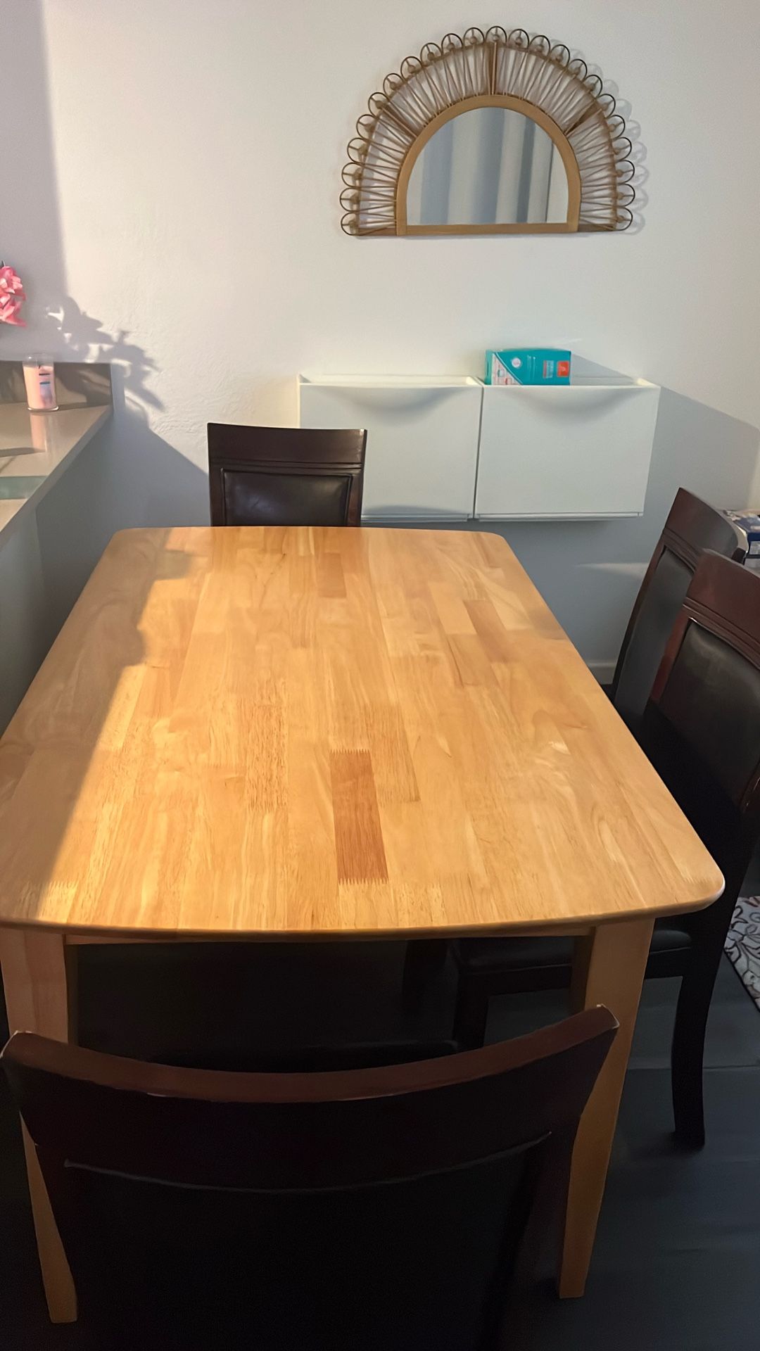 Dining Table with Chairs – Excellent Condition