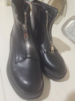 Woman boots size 8.5