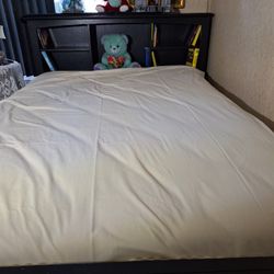 Queen Size Capitán Bed With Drawers 