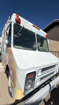 1992 Chevy Food Truck – Clean Title – Complete Commercial Kitchen Build-Out