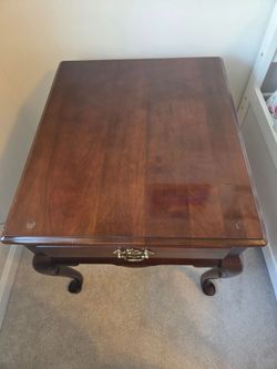 Hammary Wooden End Table/Nightstand with Glass Top