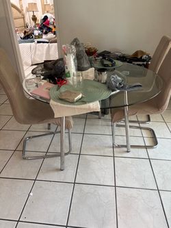 Glass Dining Table with 4 Chairs / Mesa de Comedor de Cristal con 4 Sillas