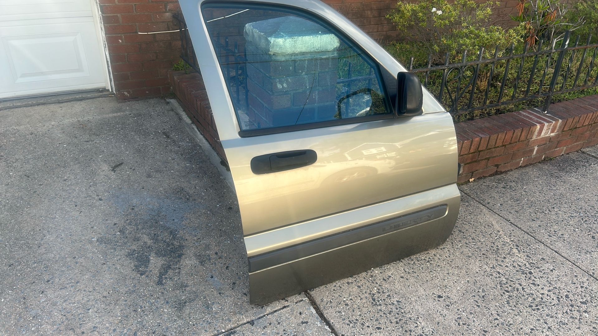 Jeep Liberty 2002-07 Right Front Door Nice Shape No Rust No Bond