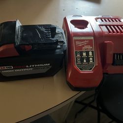 Cargador Y Una Pila  De Marca Milwaukee 