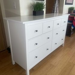 White Solid Wood Semigloss 8-Drawers Long Dresser Whit Glass Top.