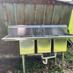 Commercial Stainless Steal 3 Bay Sink. 