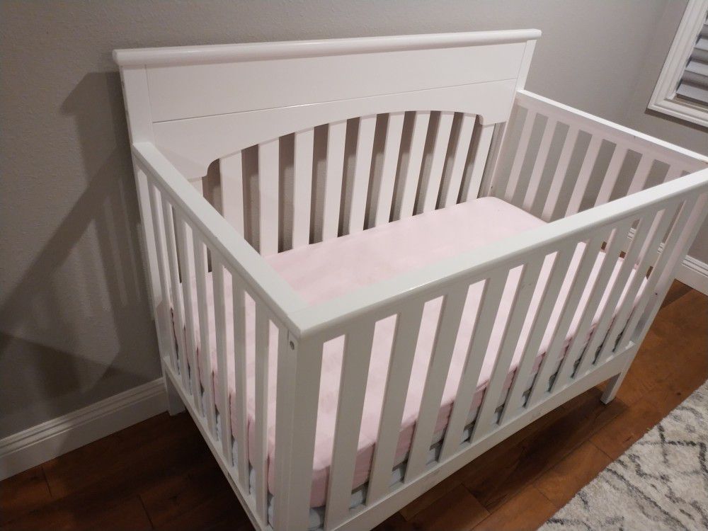 Baby crib - like new