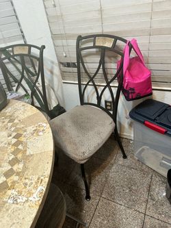 Round dinner table and 5 Chair for free