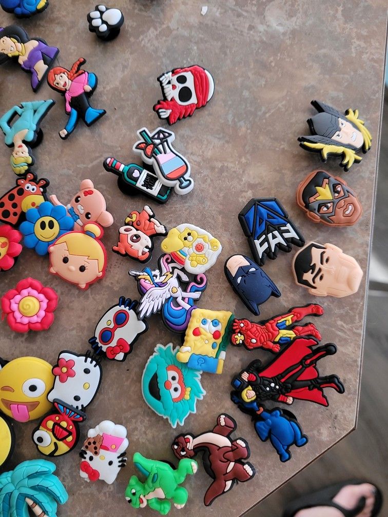 Crocs jibit Charms