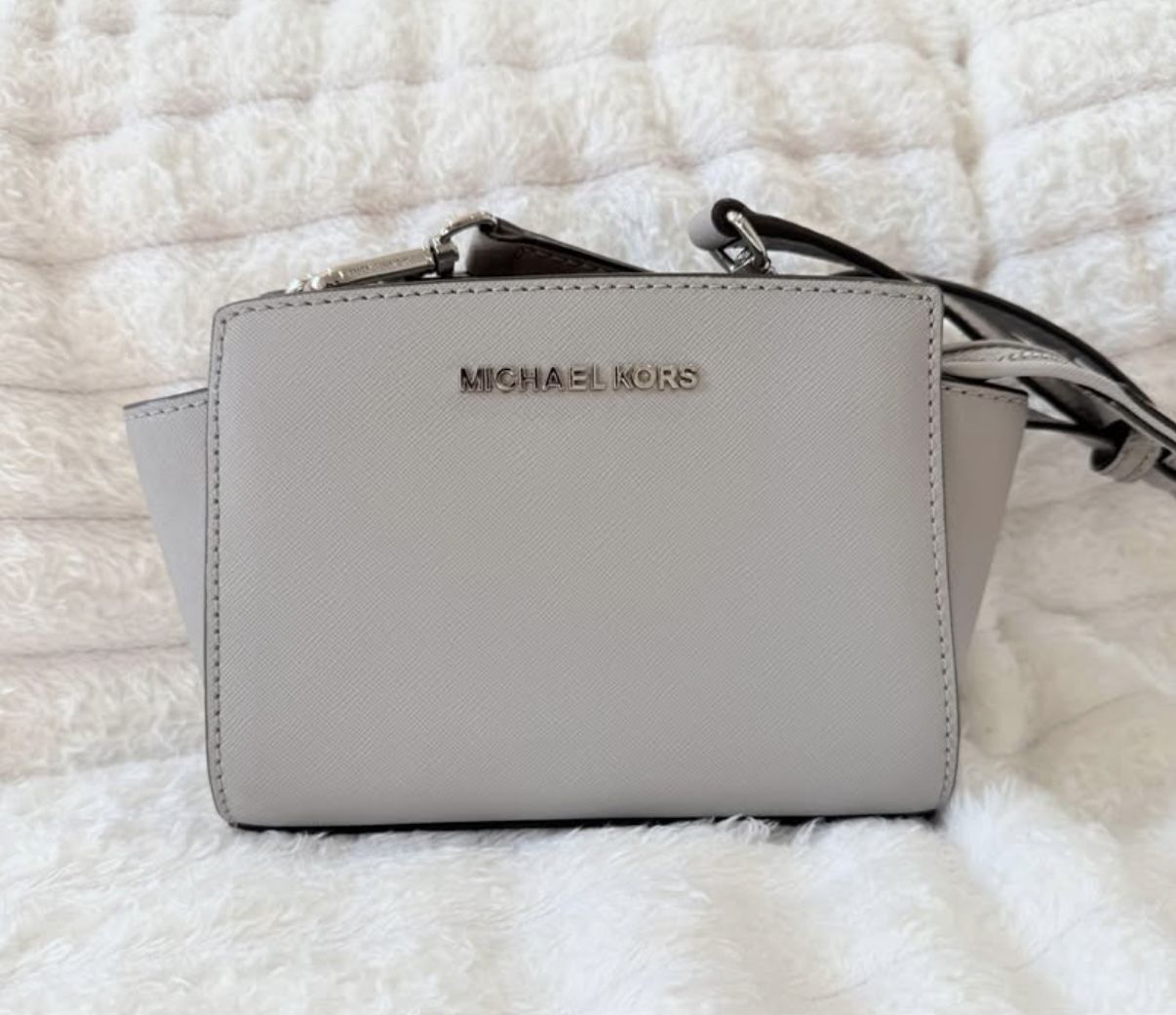 💼 Michael Kors Selma Mini Messenger – Pearl Grey (Retail $178)