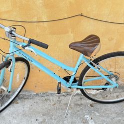 Schwinn Women's Median 28"/ 700c Hybrid Bike  Excellent Condition 