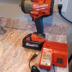 Impacto Milwaukee De 1/2 Con Batería Y Cargador 