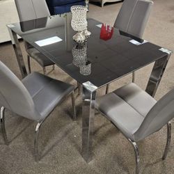 Black Glass Top & CHROME dining Table 🖤🖤