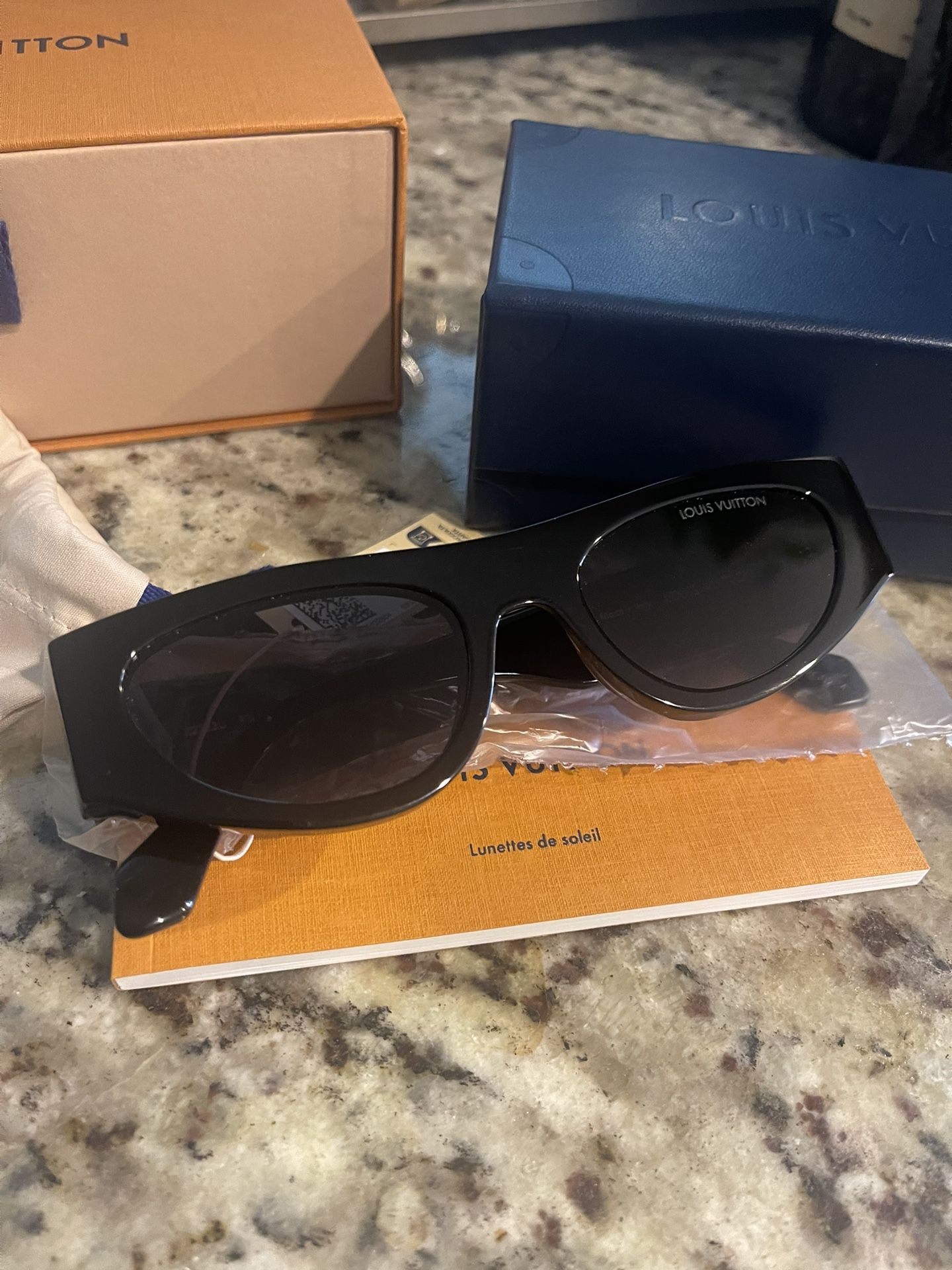 Brand New Authentic Louis Vuitton Unisex Shades