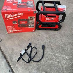 Milwaukee
M18 18V Lithium-Ion Cordless 3600-Watt/1800-Watt Battery Powered Power Supply