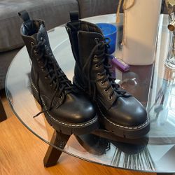 Very Nice Boots  8.5