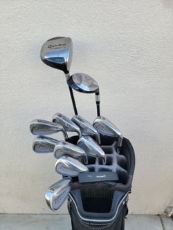 Taylormade Golf Club Set Right Handed Regular Flex. Golf Bag included