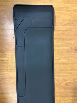 Heavy-Duty Magnetic Silicone Workbench Mat – 35.43” × 12.85”